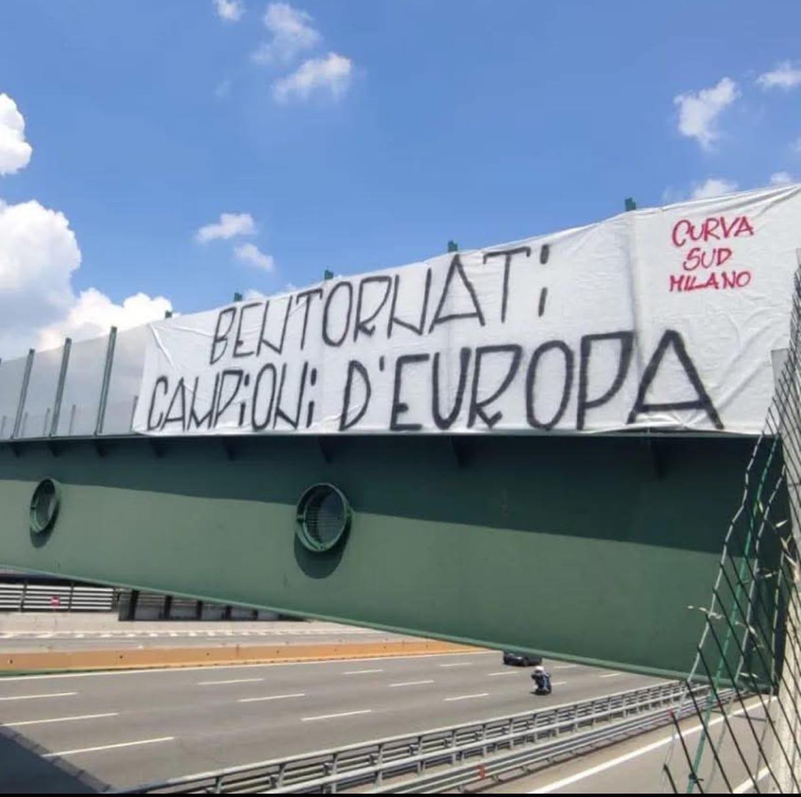 开云体育入口-👀嘲讽国际米兰？AC米兰球迷在高速挂横幅：这真是一场视觉盛宴