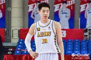 开云体育入口-没有准心！朱俊龙半场6投全丢&amp;靠罚球拿到2分 另有4前场板2助